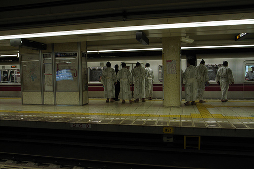 地下鉄に乗り込む力士たちを発見